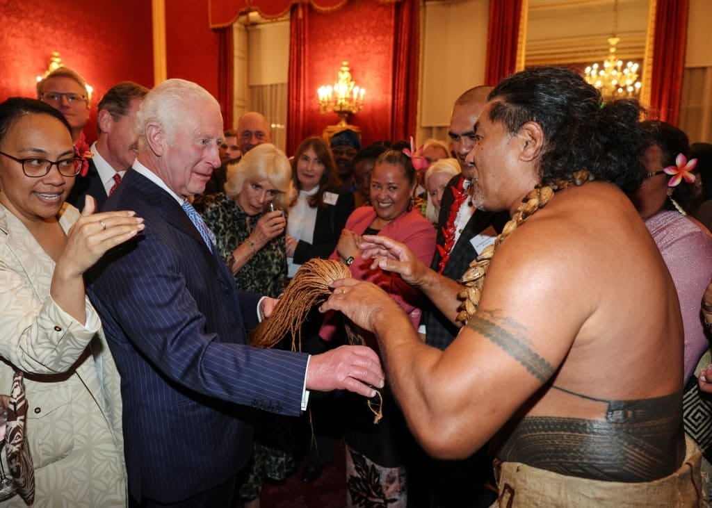 El rey bailó en un evento con representantes de Samoa.