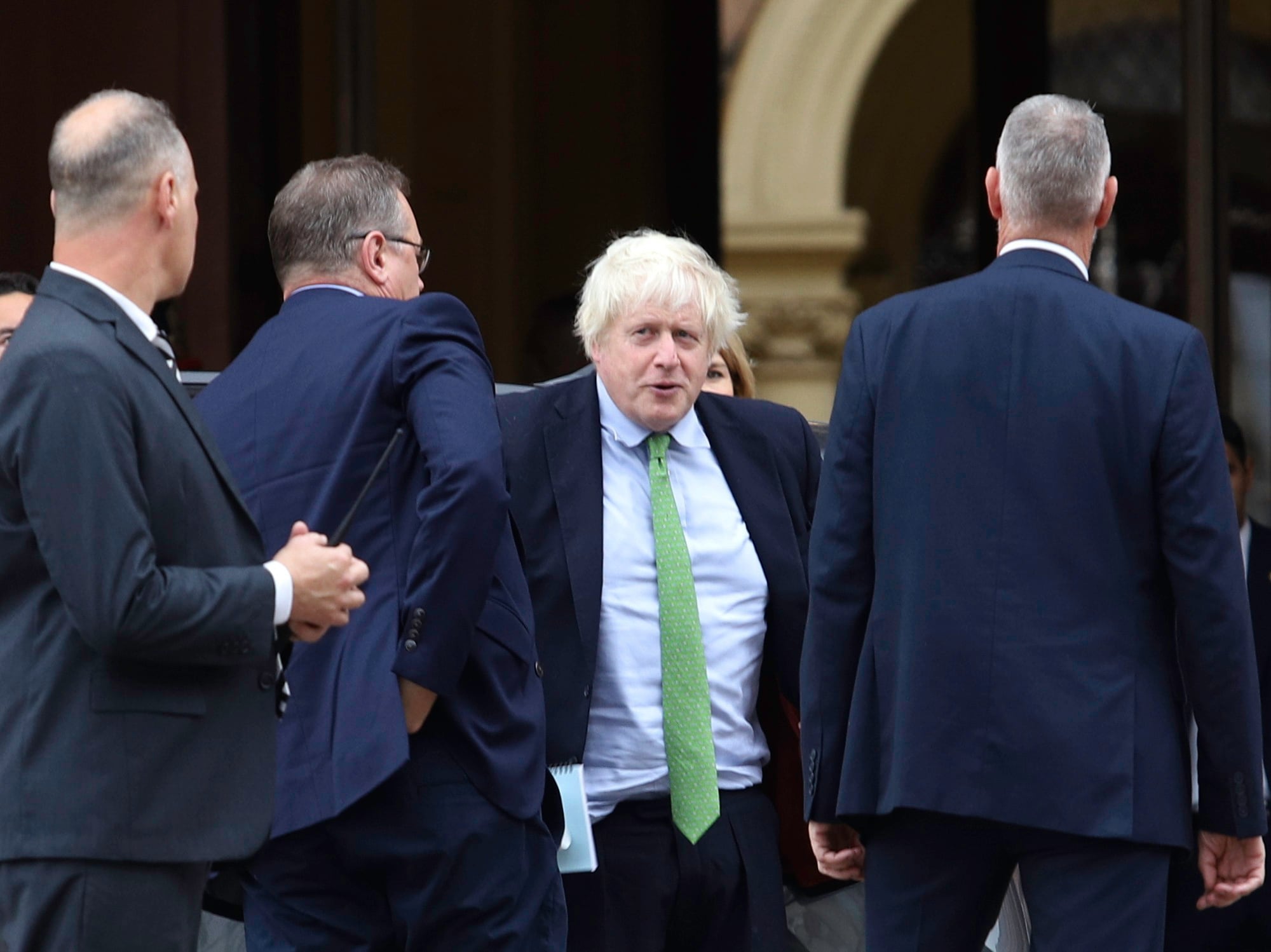 El ex Primer Ministro del Reino Unido, Boris Johnson, al llegar a la Casa Rosada, donde lo recibirá, el presidente Javier Milei. El encuentro fue pactado a pedido 
del primer mandatario argentino. Foto: Damián Dopacio / NA