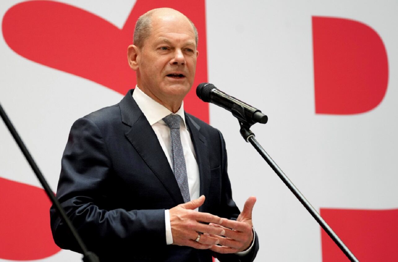 Olaf Scholz ha sido foco de burlas por su talante austero y sus discursos en tono de autómata (AP) 