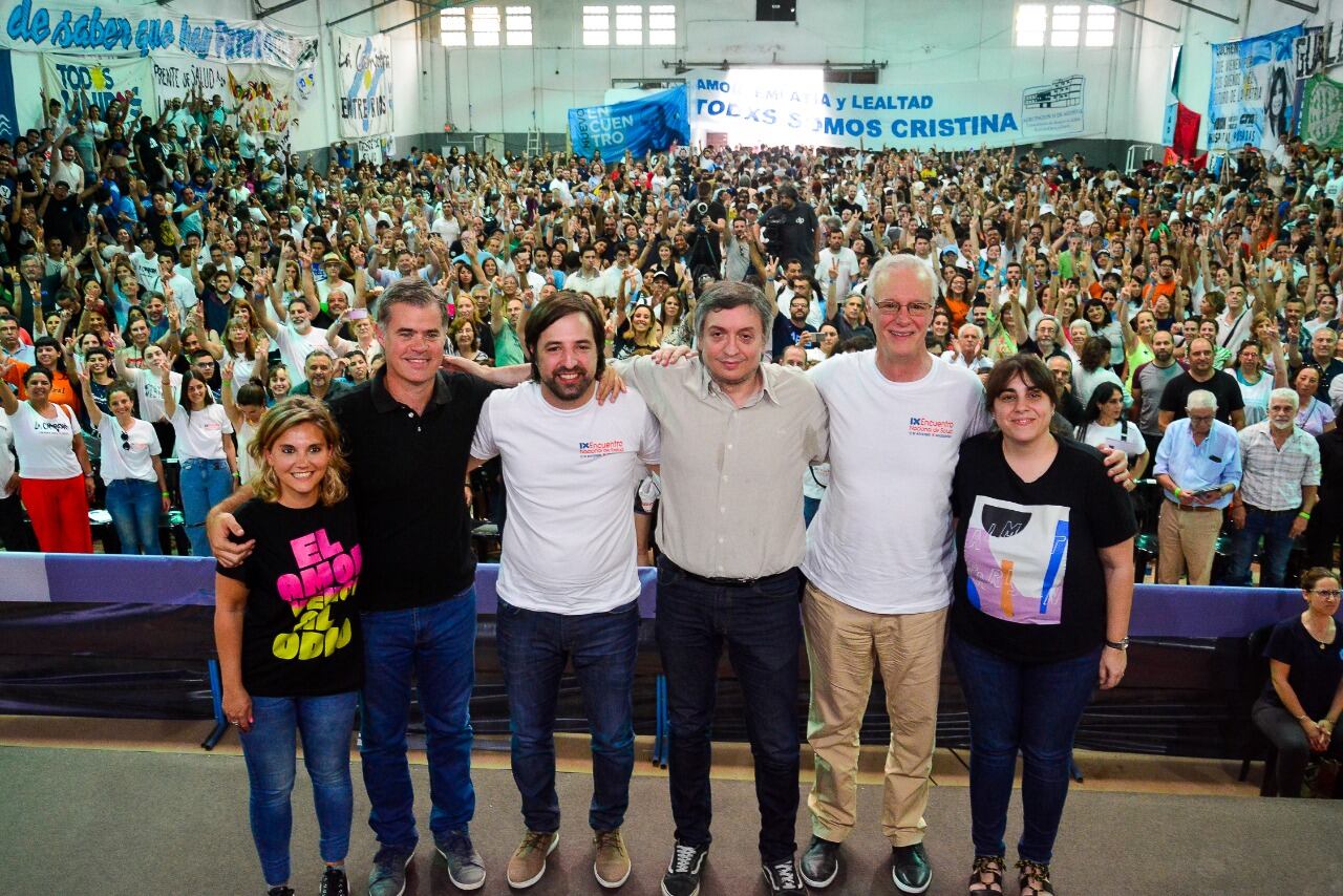 Máximo Kirchner en el cierre del encuentro nacional de Salud, junto a Nicolás Kreplak, Daniel Gollan y demás referentes. (Foto: Twitter @saludencuentro)