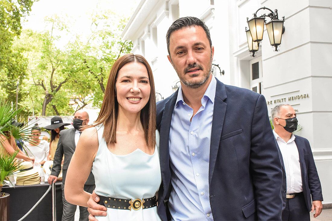 Luis Petri y Cristina Pérez disfrutan del carrusel de reinas de Vendimias 2022. Foto: Mariana Villa / Los Andes