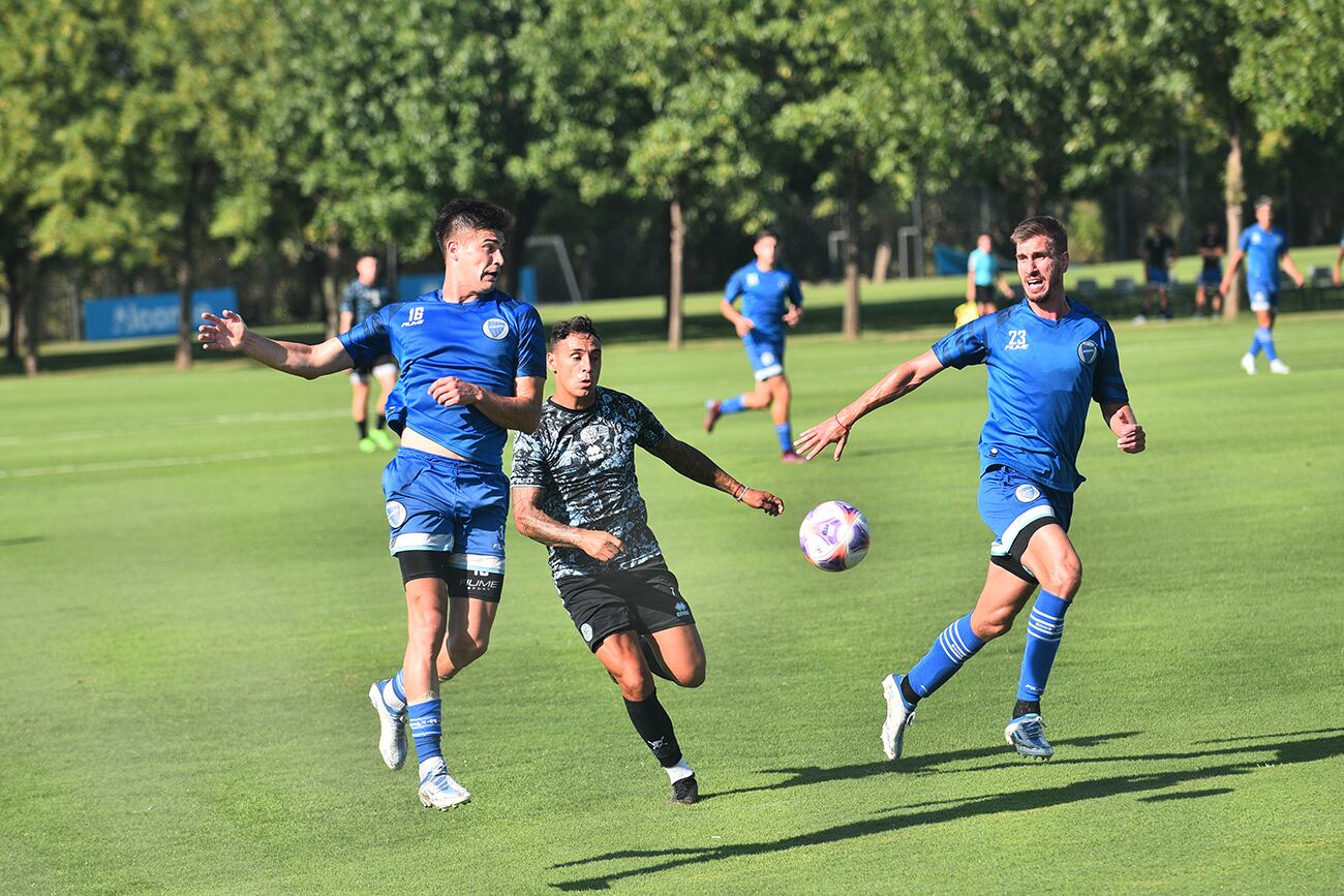 Partido amistoso de pretemporada entre Belgrano y Godoy Cruz en el predio de Villa Esquiu. Foto Pedro Castillo 