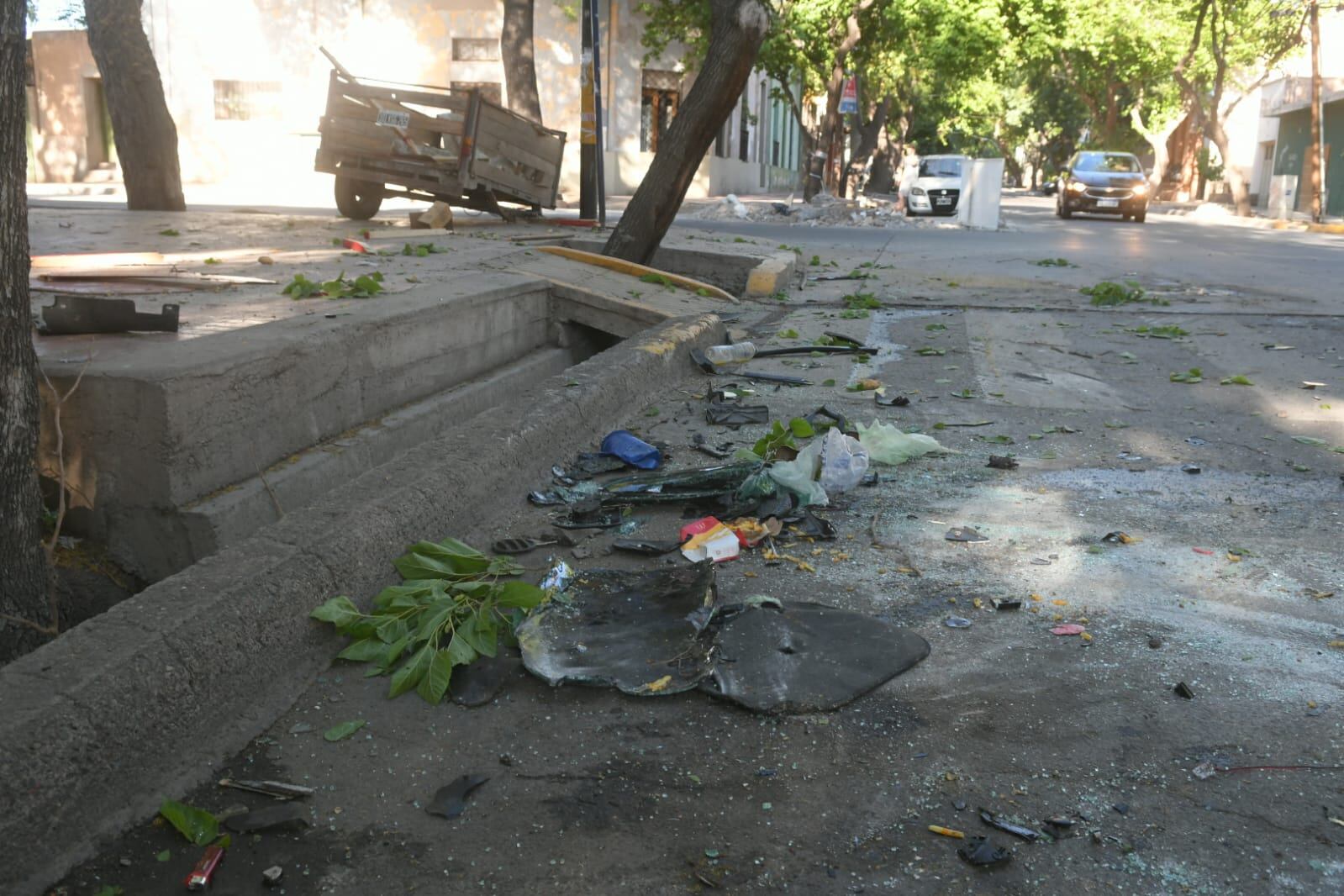 Espectacular accidente en la esquina de Ayacucho y José Federico Moreno: chocaron dos camionetas y 3 personas fueron hospitalizadas. Foto: Ignacio Blanco / Los Andes.