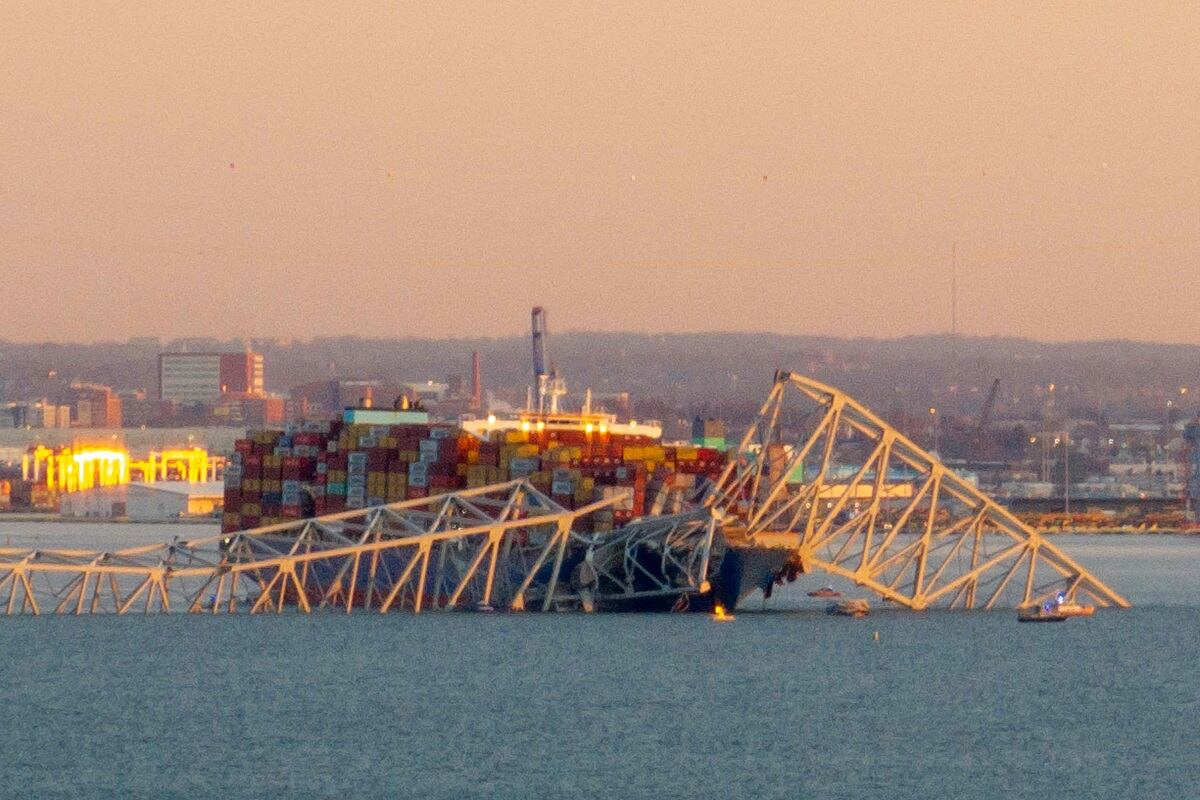 La estructura de acero del puente Francis Scott Key se encuentra encima de un barco portacontenedores después de que el puente colapsara en Baltimore, Maryland, el 26 de marzo de 2024. El puente se derrumbó después de ser golpeado por un barco portacontenedores, enviando varios vehículos y hasta 20 gente hundiéndose en el puerto de abajo. (Gentileza)