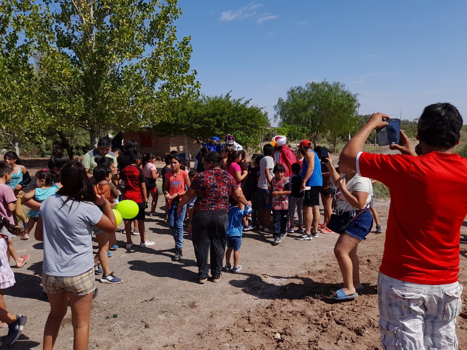 Los Reyes Magos solidarios llevaron regalos y alegría a más de 300 niños en el secano lavallino.