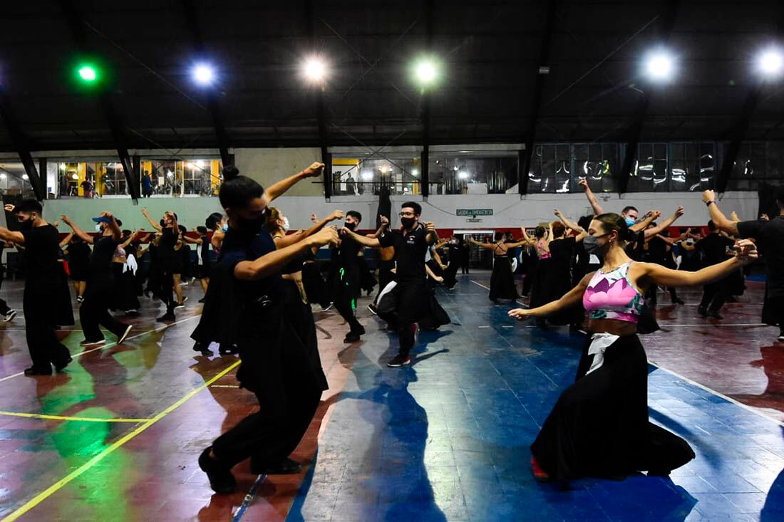 Ensayo de bailarines para la Fiesta de la Vendimia 2022 en el club Pacífico.