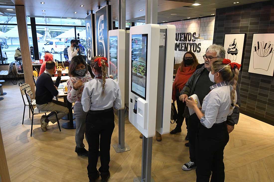 En el sector sur de la terminal de omnubus de Mendoza, se inauguró el local de comidas rápidas Mc Donald´s y auto Mac
Foto: José Gutierrez / Los Andes  