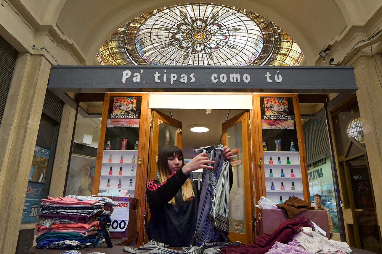 Monotributistas con facturación periódica a una empresa no podrían aducir “relación de dependencia" según el nuevo DNU. Empleada de comercio en Pasaje San Martín.
Foto: Orlando Pelichotti