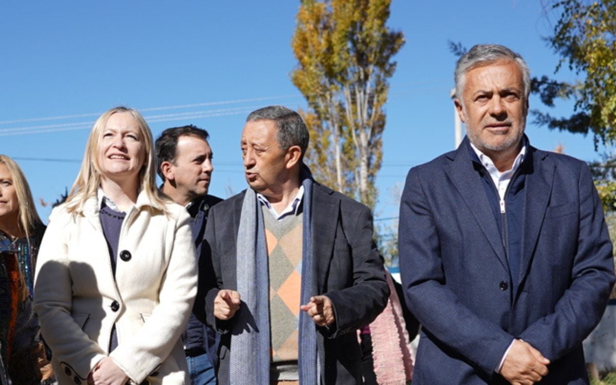 El gobernador Alfredo Cornejo estuvo con Celso Jaque, intendente de Malargüe. Foto: Prensa Gobierno de Mendoza.