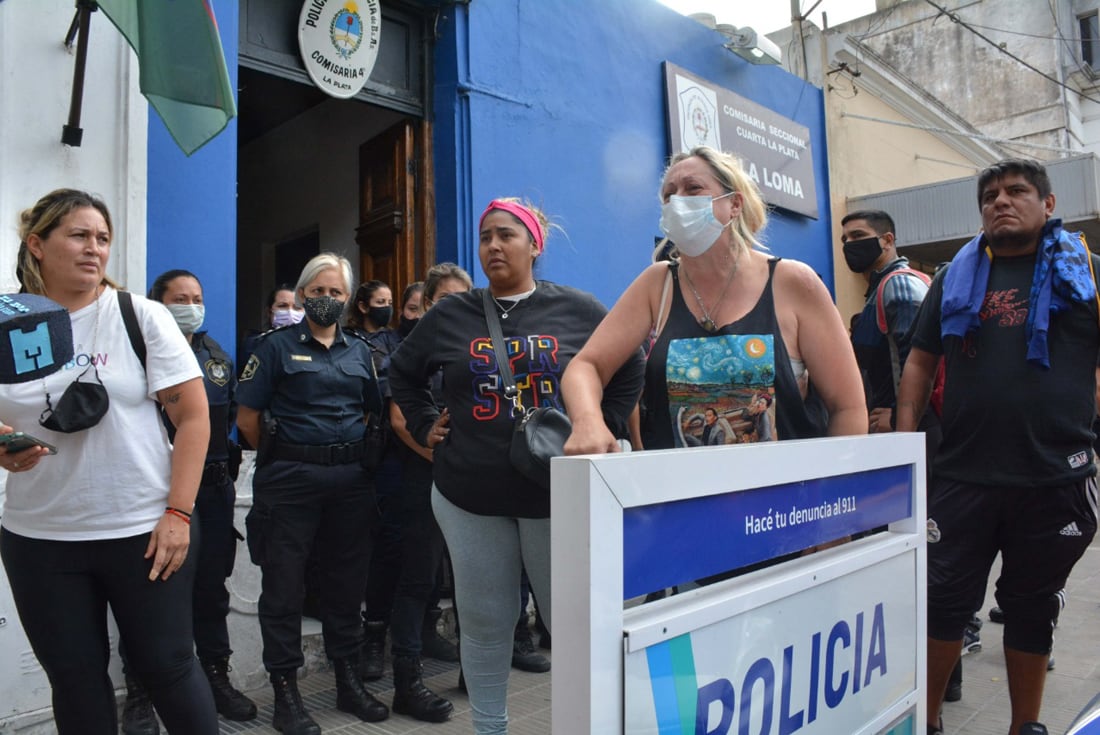 Fabiola, la esposa del "Pata" Medina, frente a la comisaría (Clarín).