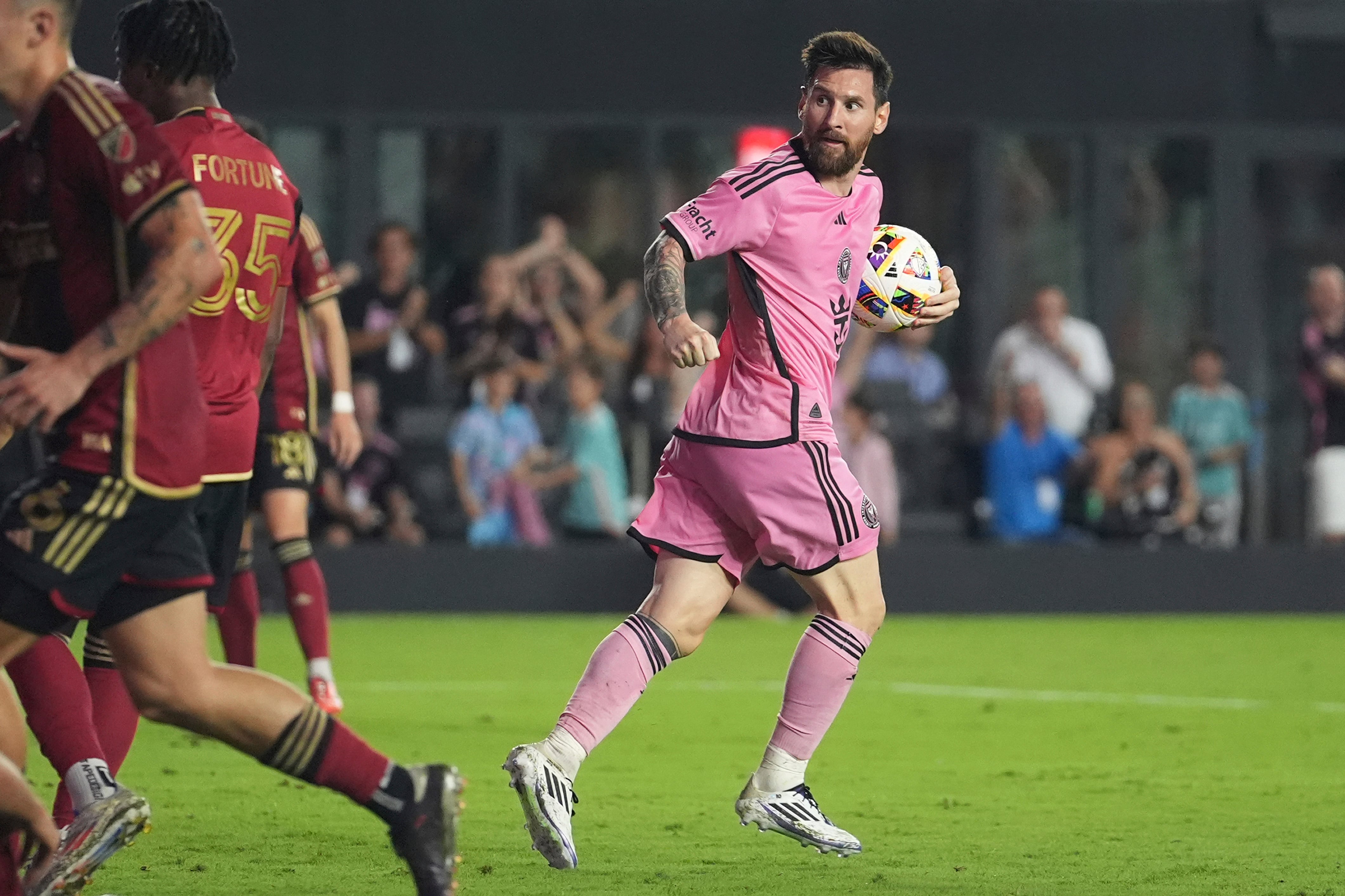 Lionel Messi, del Inter Miami, corre con el balón tras anotar ante Atlanta United en un encuentro de playoffs disputado el sábado 9 de noviembre de 2024 (AP Foto/Lynne Sladky)