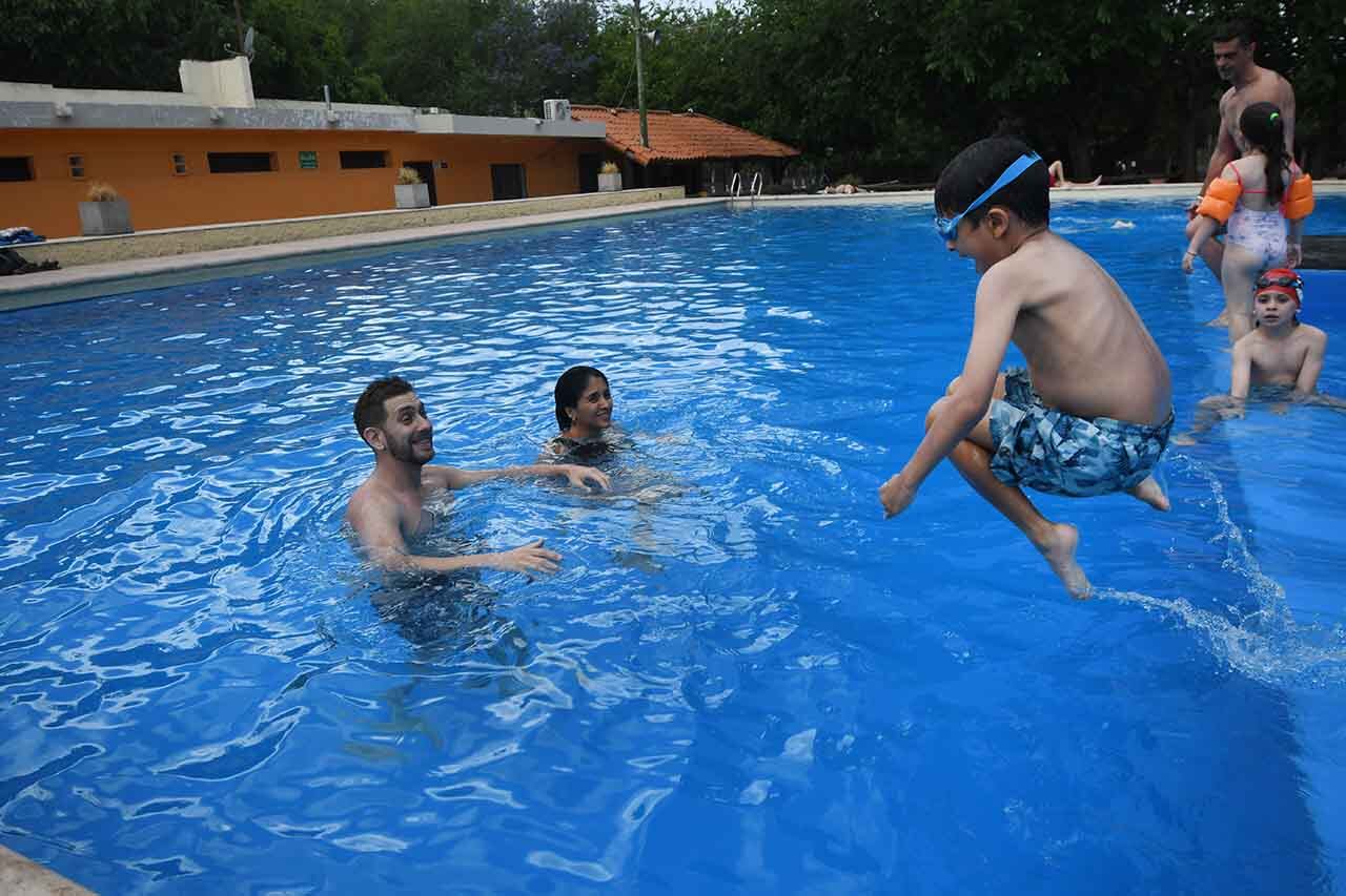 Calor en Mendoza, altas temperaturas se registran en la provincia
En la pileta del club Hípico los socios se refrescan para controlar el calor
 Foto:José Gutierrez / Los Andes 
