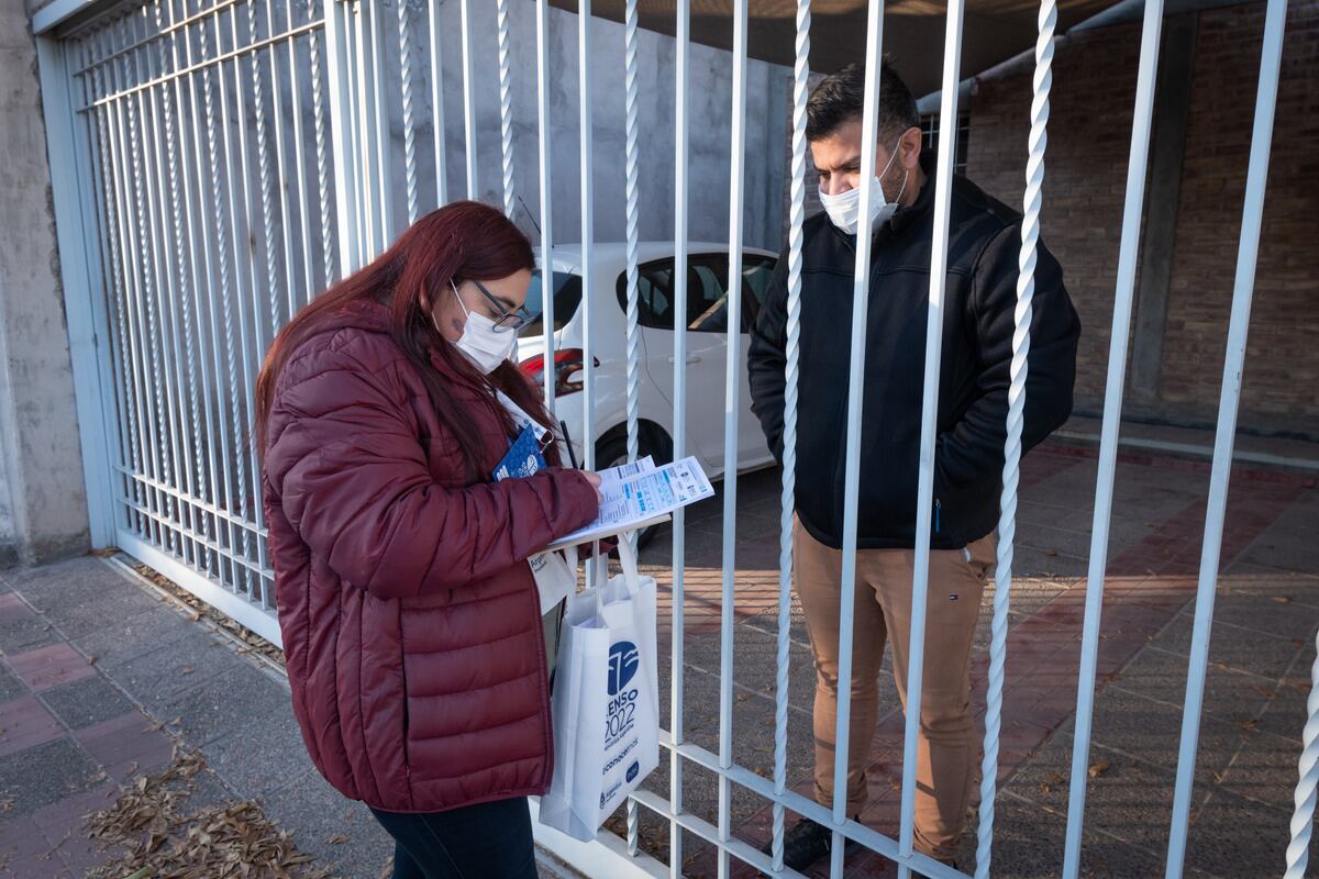 Nicolás Rigeri responde las preguntas de la censista en la puerta de su casa. Foto: Ignacio Blanco / Los Andes 