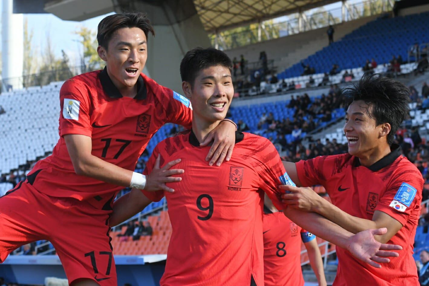 El aguante a Corea en Mendoza: entre fans del KPop, representantes de jugadores y una hinchada ruidosa. Foto: Ignacio Blanco / Los Andes.