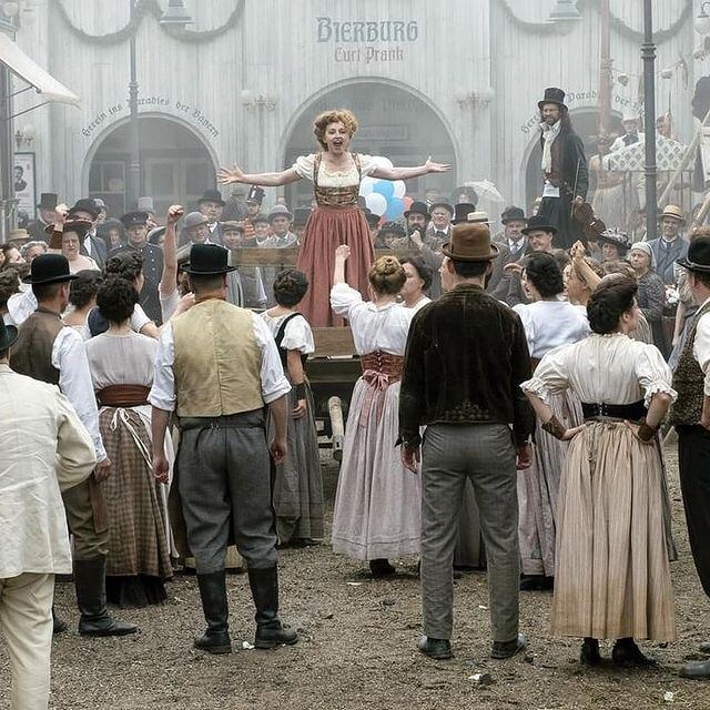 "Oktoberfest: cerveza y sangre" es la serie alemana de Netflix que repasa la oscura historia del la celebración moderna. Foto: Instagram @giackhomo