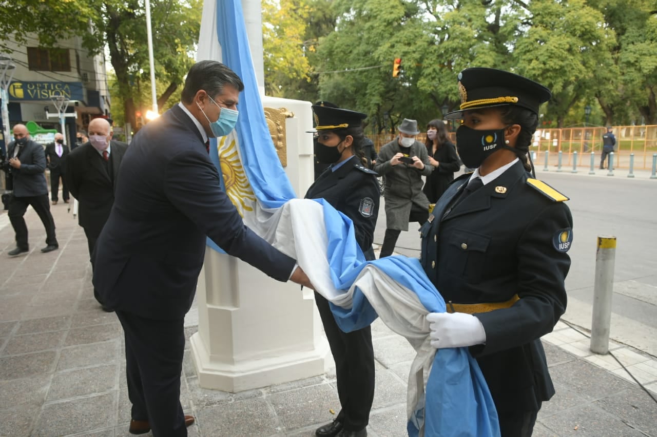 De las actividades protocolares, únicamente se realizó el izamiento de la Bandera en la peatonal Sarmiento, a cargo del vicegobernador Mario Abed