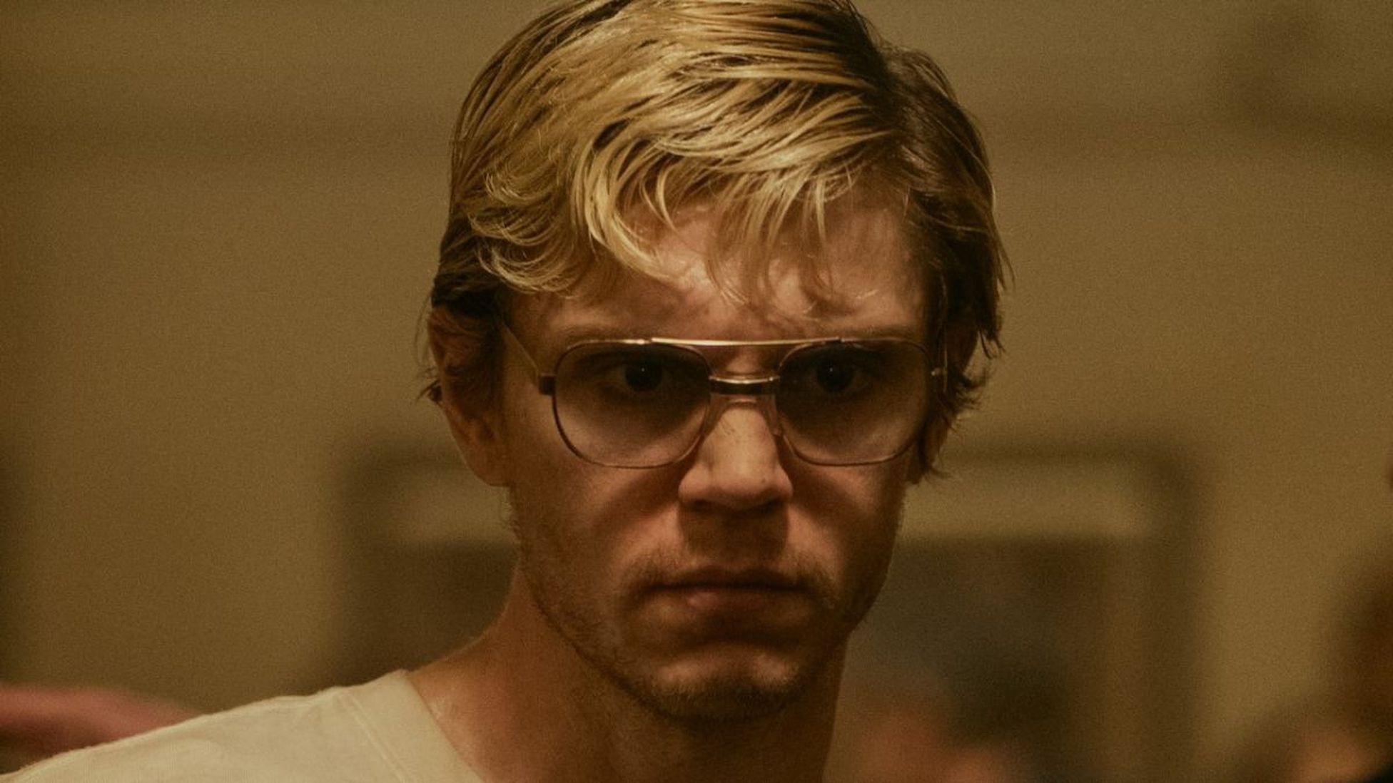  Jeffrey Dahmer (en la foto, interpretado por Evan Peters) mantuvo el cuerpo de Tony Hughes durante algunos días en su casa. Después, lo descuartizó.