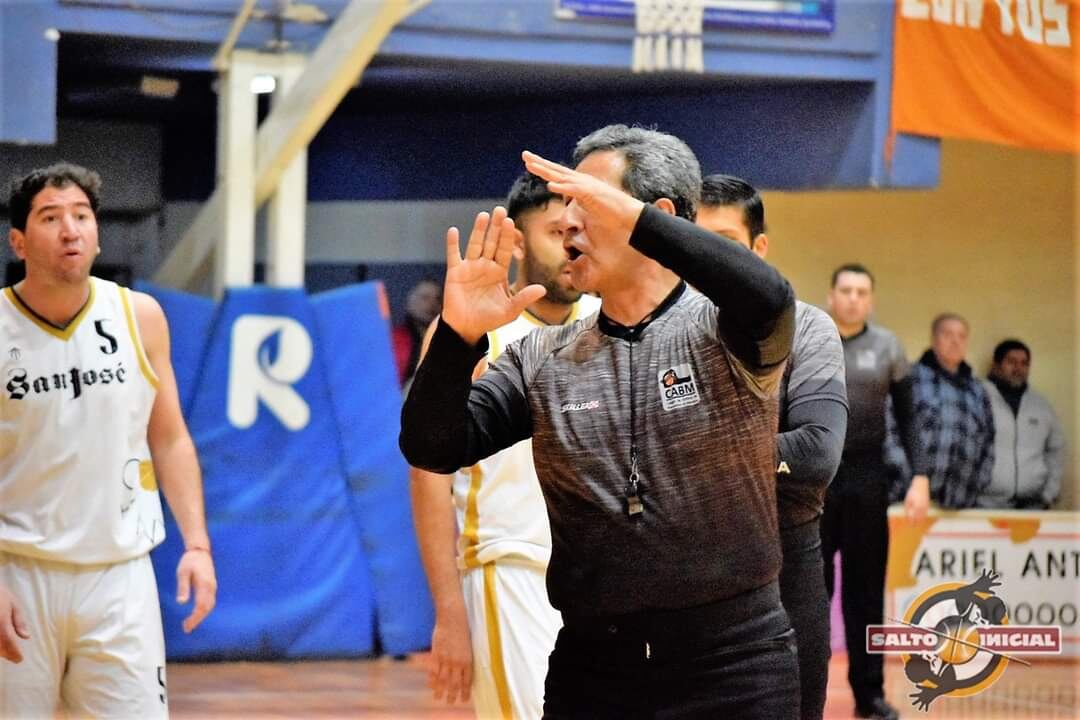 Momento exacto que el juez Aldo Ochoa cobra una falta técnica lo que despertó el malestar de la gente de San José. / Gentileza: Salto Inicial.