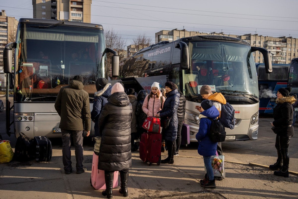 Ucranianos se prepara para subir a un autobús con destino a Polonia en la estación central de autobuses de Lviv, en el oeste de Ucrania. 