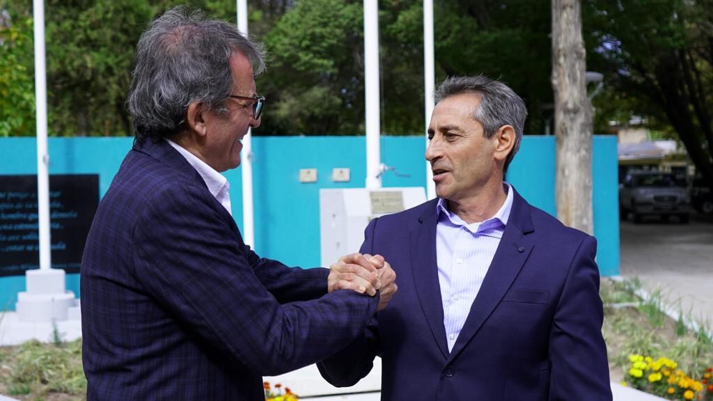 Javier Oyhenart, en un fuerte saludo con el intendente de San Carlos, Rolando Scanio.