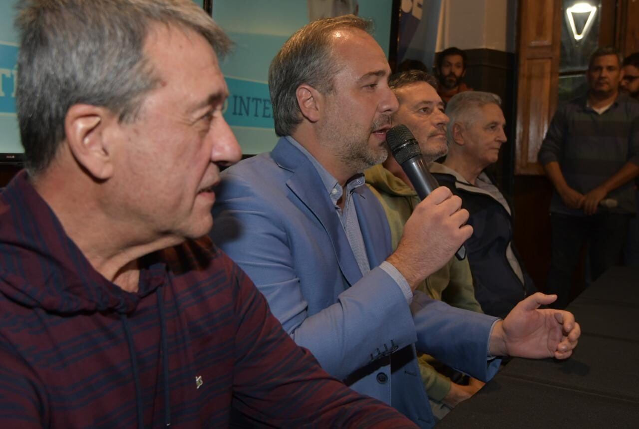 El intendente de Maipú, Matías Stevanato durante la conferencia de prensa en la que confirmó el triunfo en las elecciones primarias.