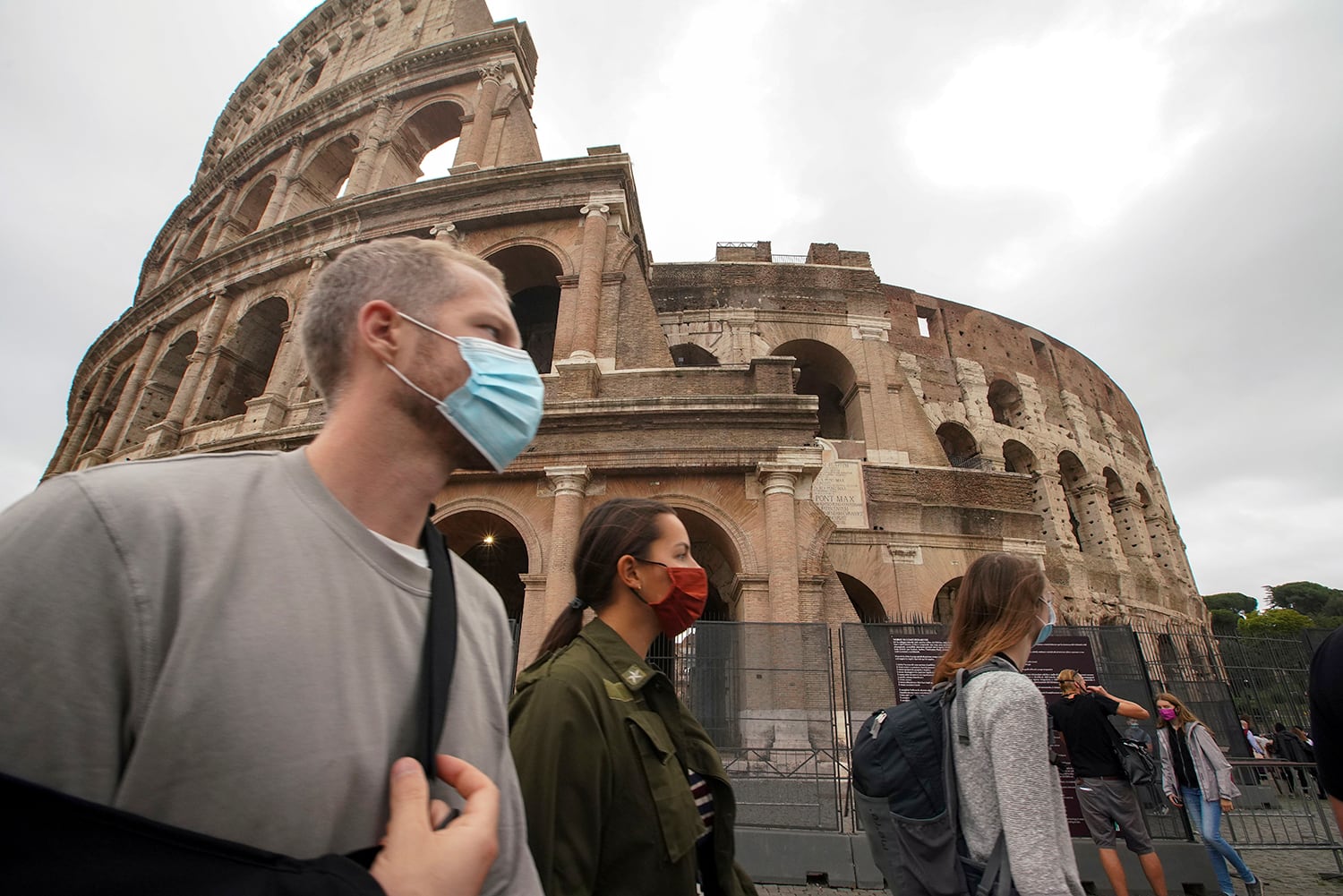 Personas con máscaras para prevenir el COVID-19 pasean por el antiguo Coliseo. A partir del 03 de octubre es obligatorio el uso máscaras al aire libre.