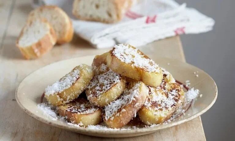 Así se preparan unas exquisitas torrejas dulces con el pan viejo.