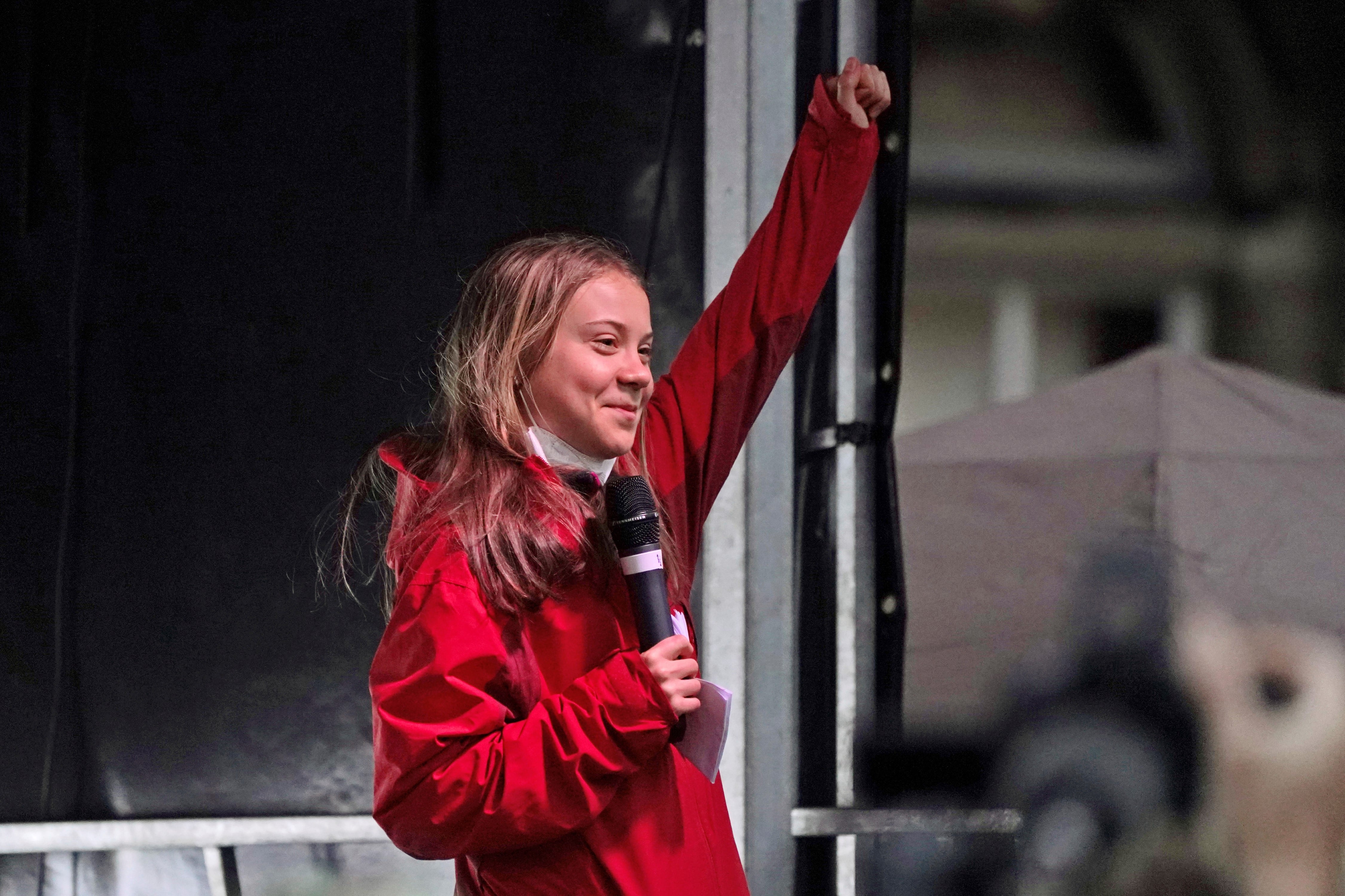 La activista climática Greta Thunberg habla en el escenario después de una protesta durante la cumbre de la Cop26 en Glasgow.