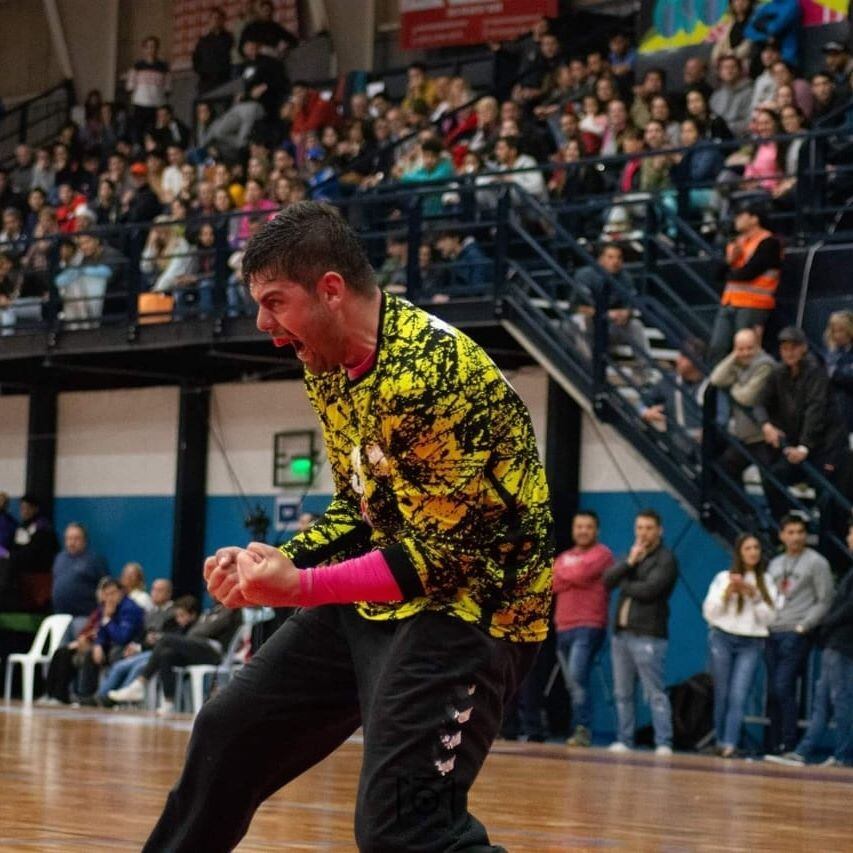 Moisés Pérez juega al handball en Maipú. Foto: Facebook.