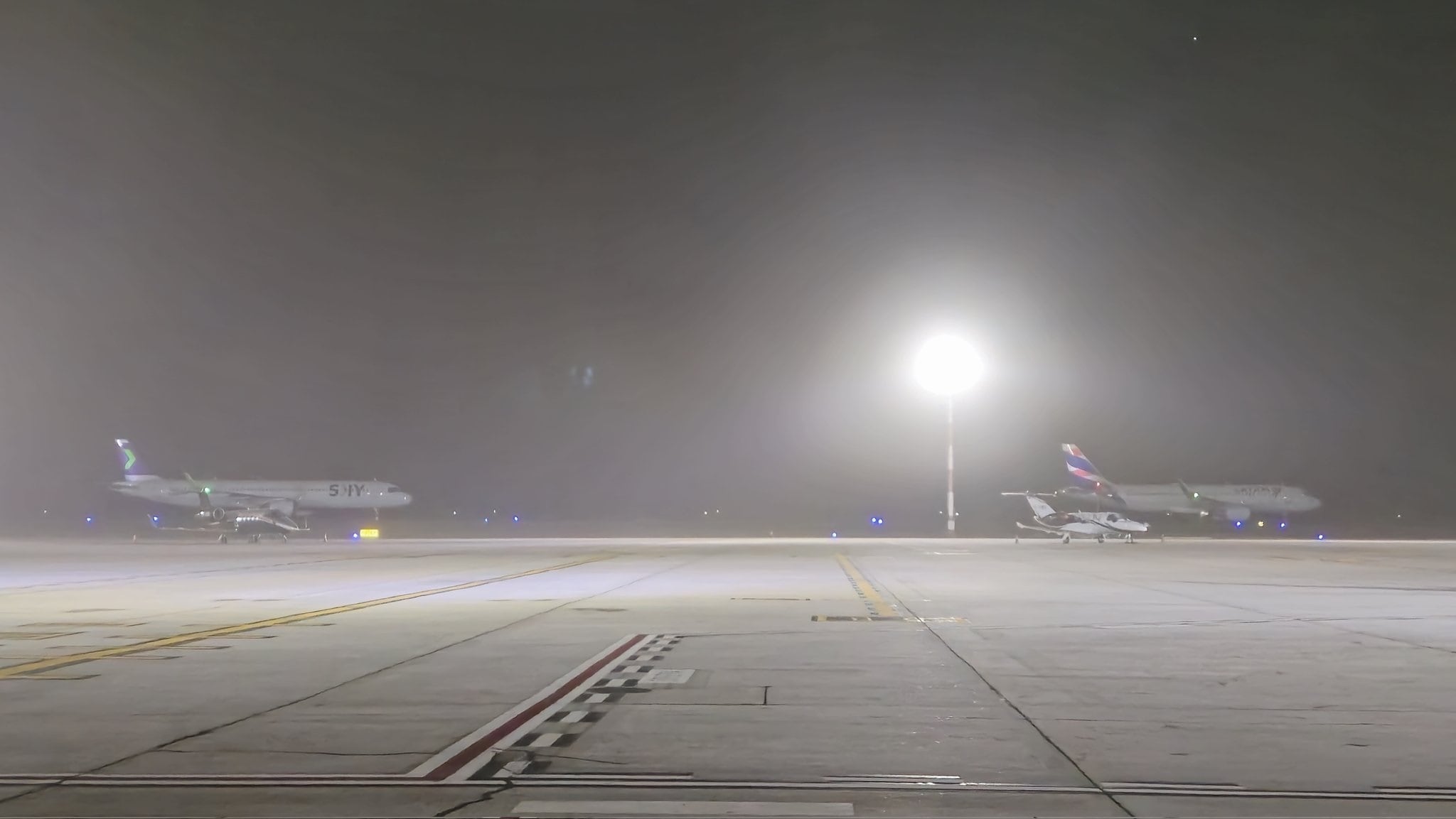 El aeropuerto de Mendoza con viento Zonda (X gentileza @Adrian_Valdez01)