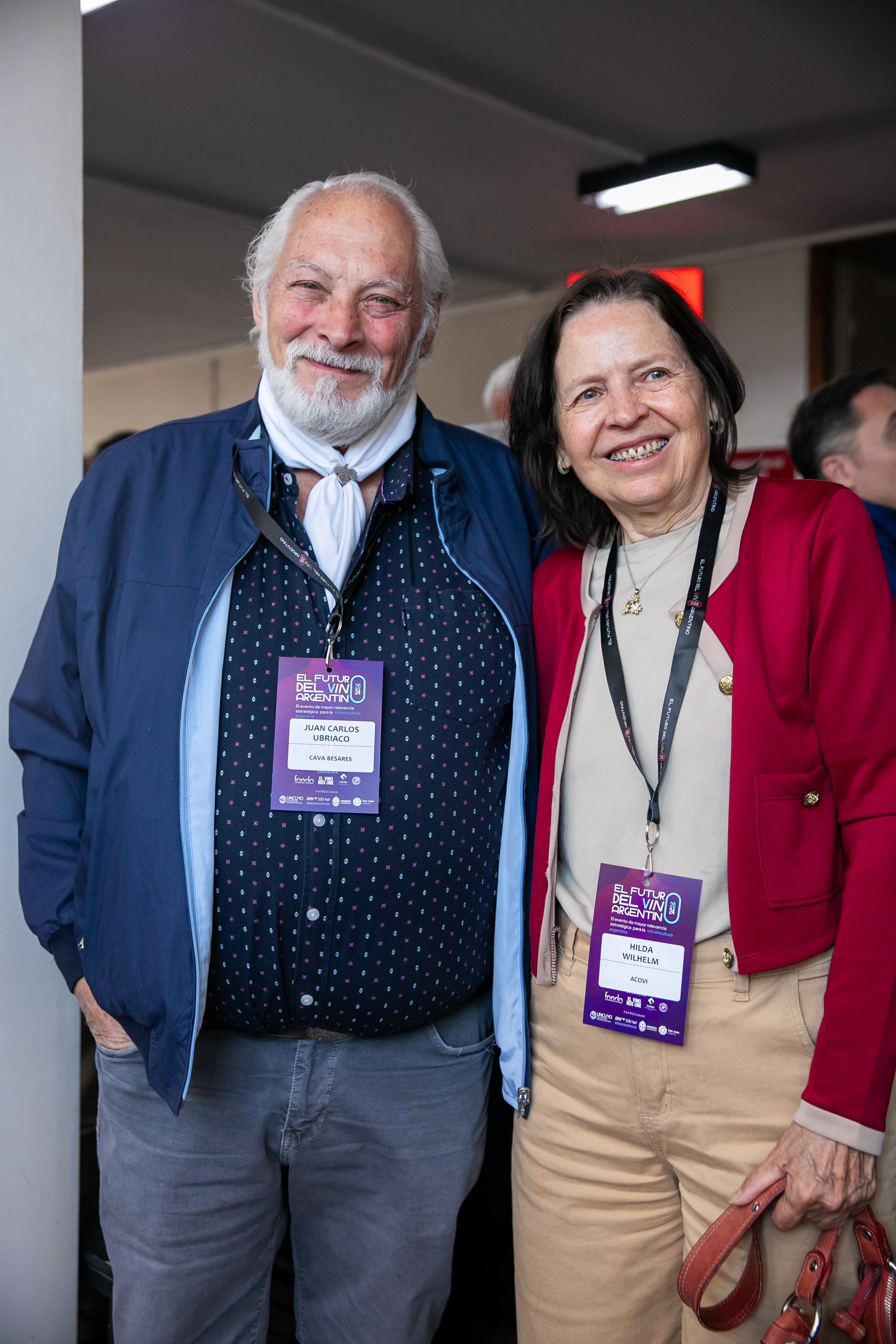 El productor vitivinícola Juan Carlos Ubriaco junto a Hilda Wilhelm, de Fecovita.