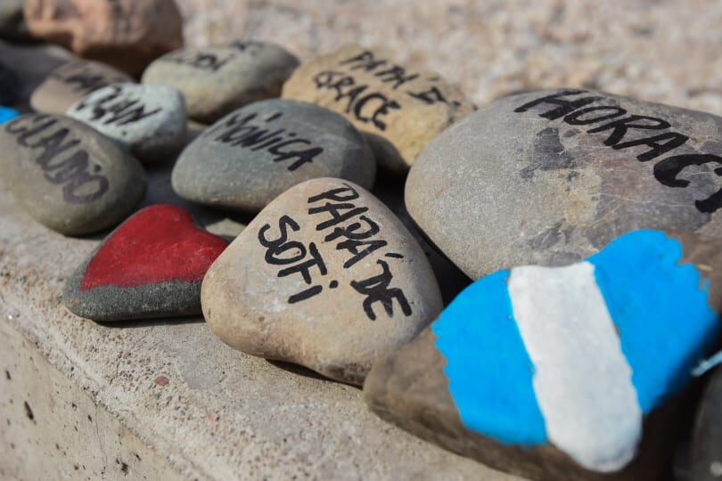 Un grupo de mendocinos se congregó en la Plaza San Martín y llevó piedras con los nombres de los fallecidos por la pandemia.