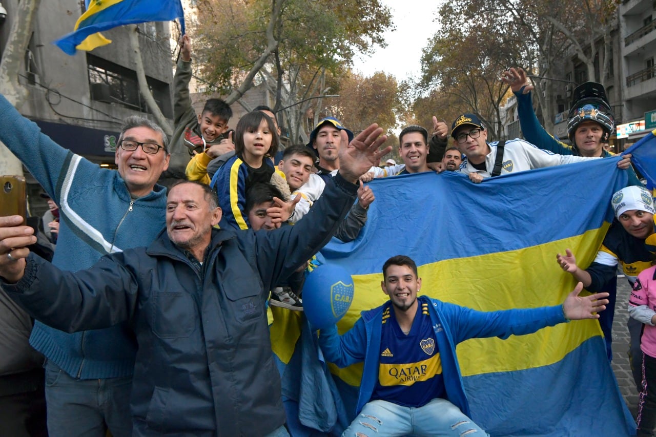 Fanáticos mendocinos celebraron el triunfo de Boca en la final Liga Profesional 
 - Orlando Pelichotti