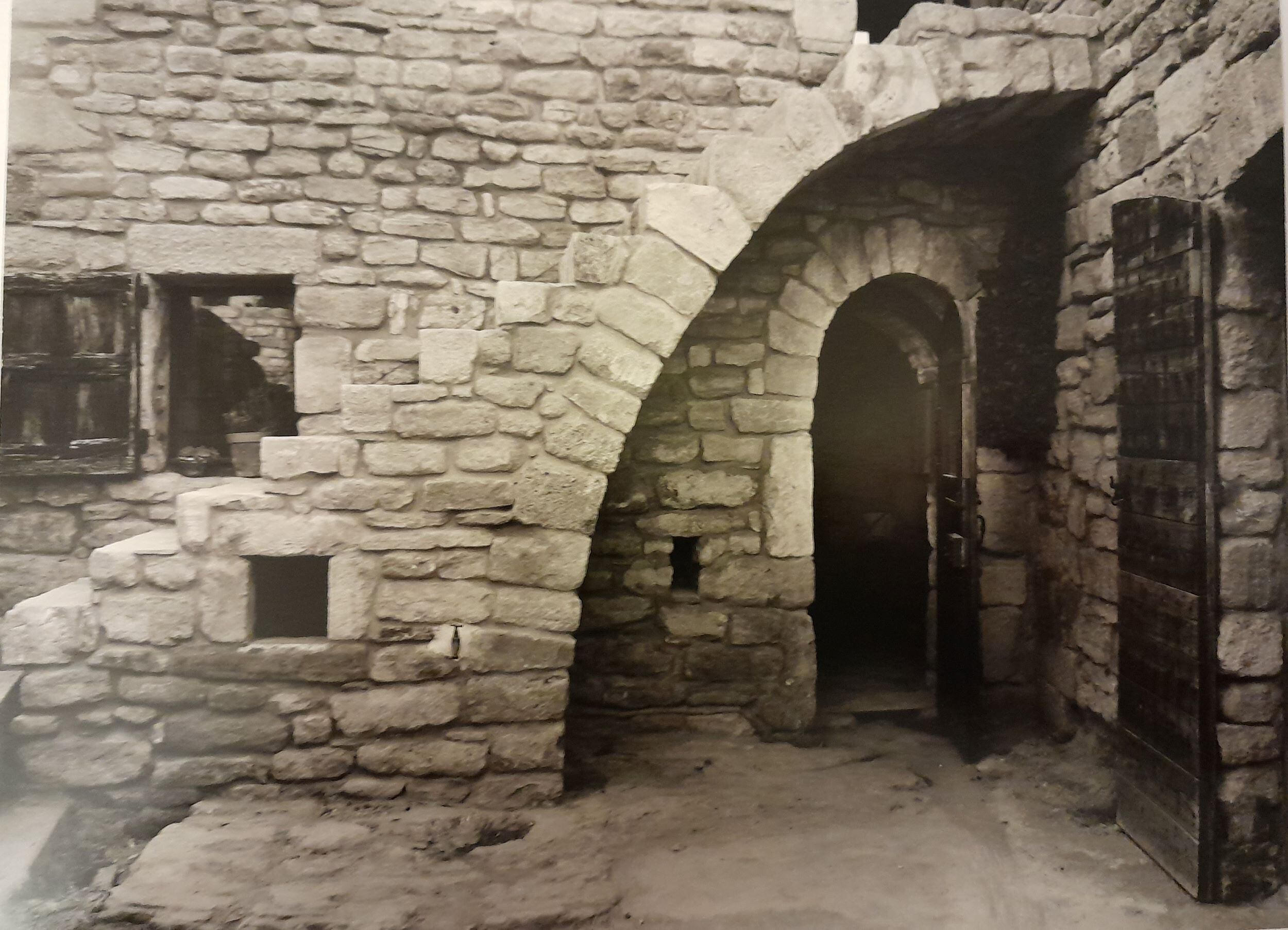 Escalera de ingreso a la casa taller de Saignon y puerta a un nivel inferior. Archivo personal de Rosario Moreno