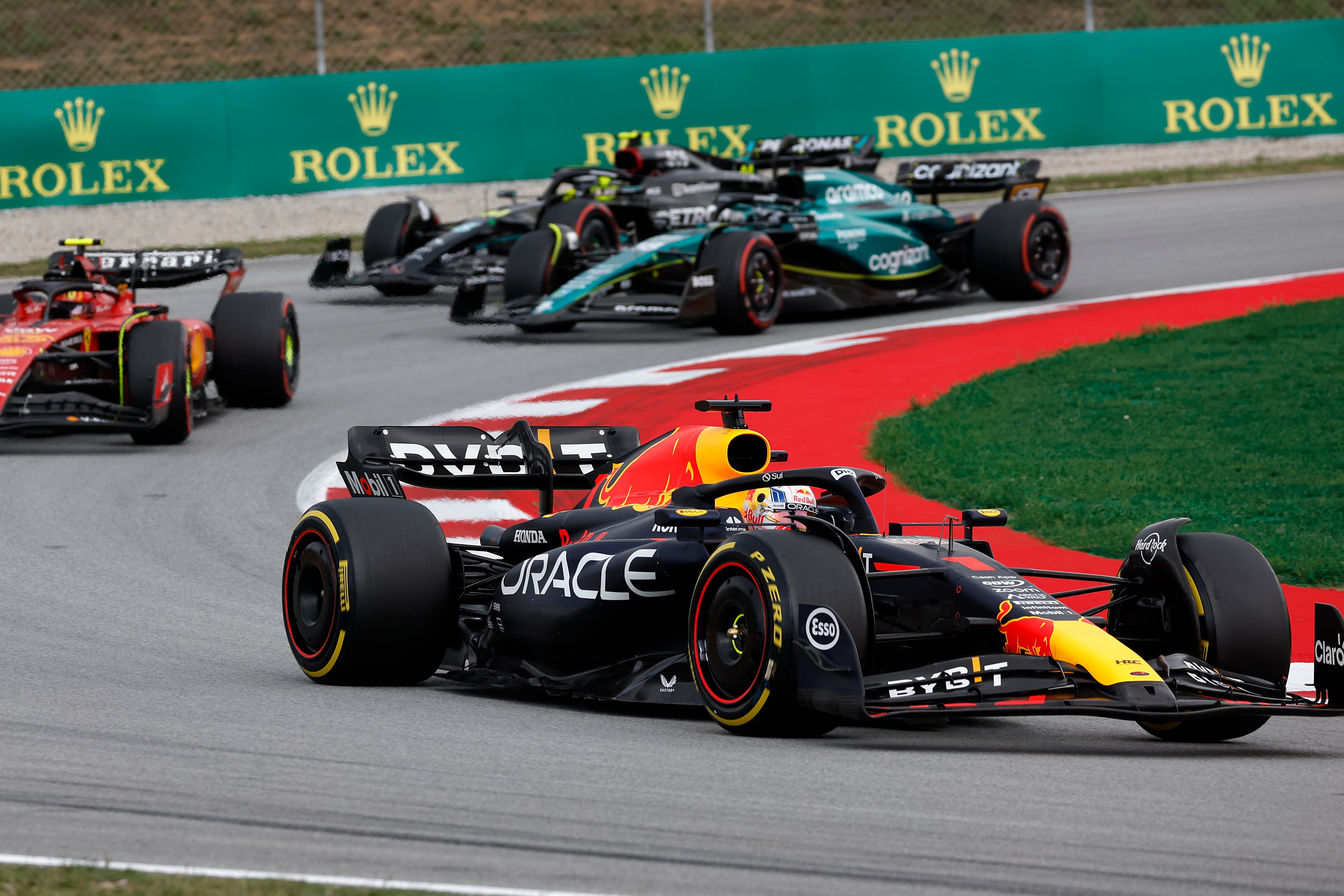 Max Verstappen al volante de su Red Bull durante el Gran Premio de España, el domingo 4 de junio de 2023, en el circuito Barcelona-Cataluña en Montmeló. (AP Foto/Joan Monfort)