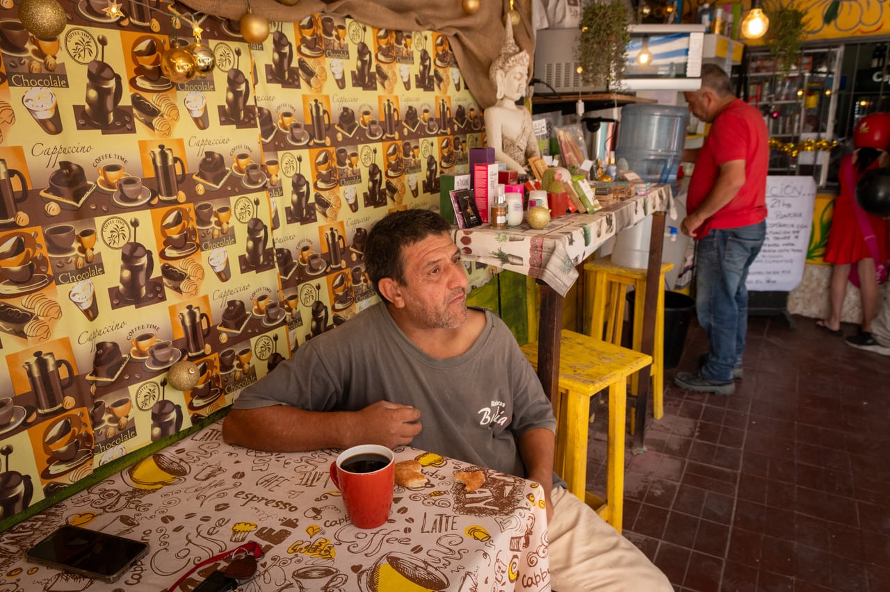 Casi 100 personas en situación de calle comieron y celebraron la Navidad juntas en un kiosco de Godoy Cruz. Foto: Ignacio Blanco / Los Andes.