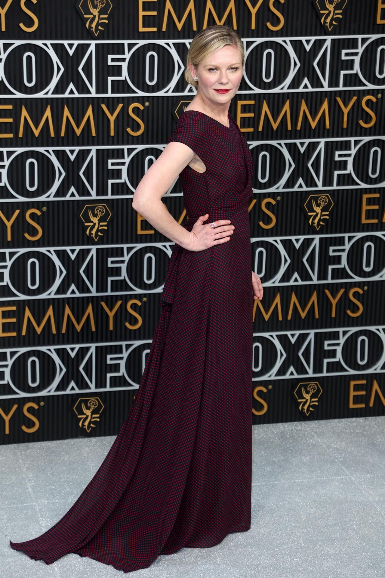 Los Angeles (United States), 16/01/2024.- US actor Kirsten Dunst arrives for the 75th annual Primetime Emmy Awards ceremony held at the Peacock Theater in Los Angeles, California, USA, 15 January 2024. The Primetime Emmys celebrate excellence in national primetime television programming. EFE/EPA/DAVID SWANSON
