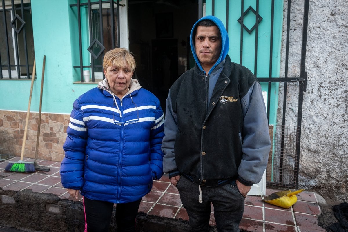 
Silvia Guerra y su hijo Lucas Tejeda perdieron todo en el incendio.


