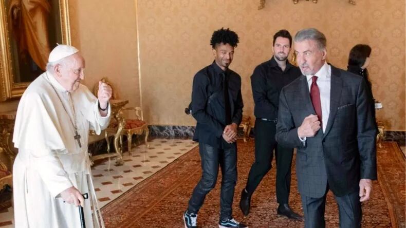 El divertido cruce entre el Papa Francisco y Sylvester Stallone en el Vaticano: “¿Listo para boxear?