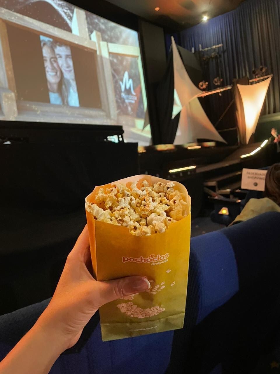 Resultó ser que, para sorpresa de todos, el desfile tendría lugar dentro de una de las salas del cine. 