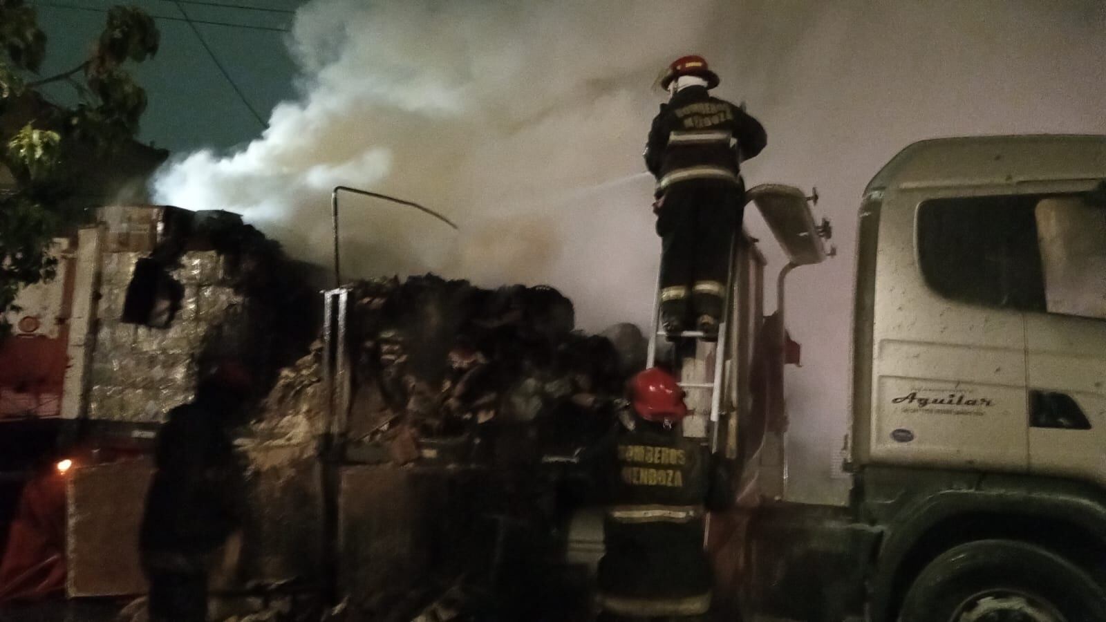 Se incendió un camión en Guaymallén y perdió toda la carga: un herido