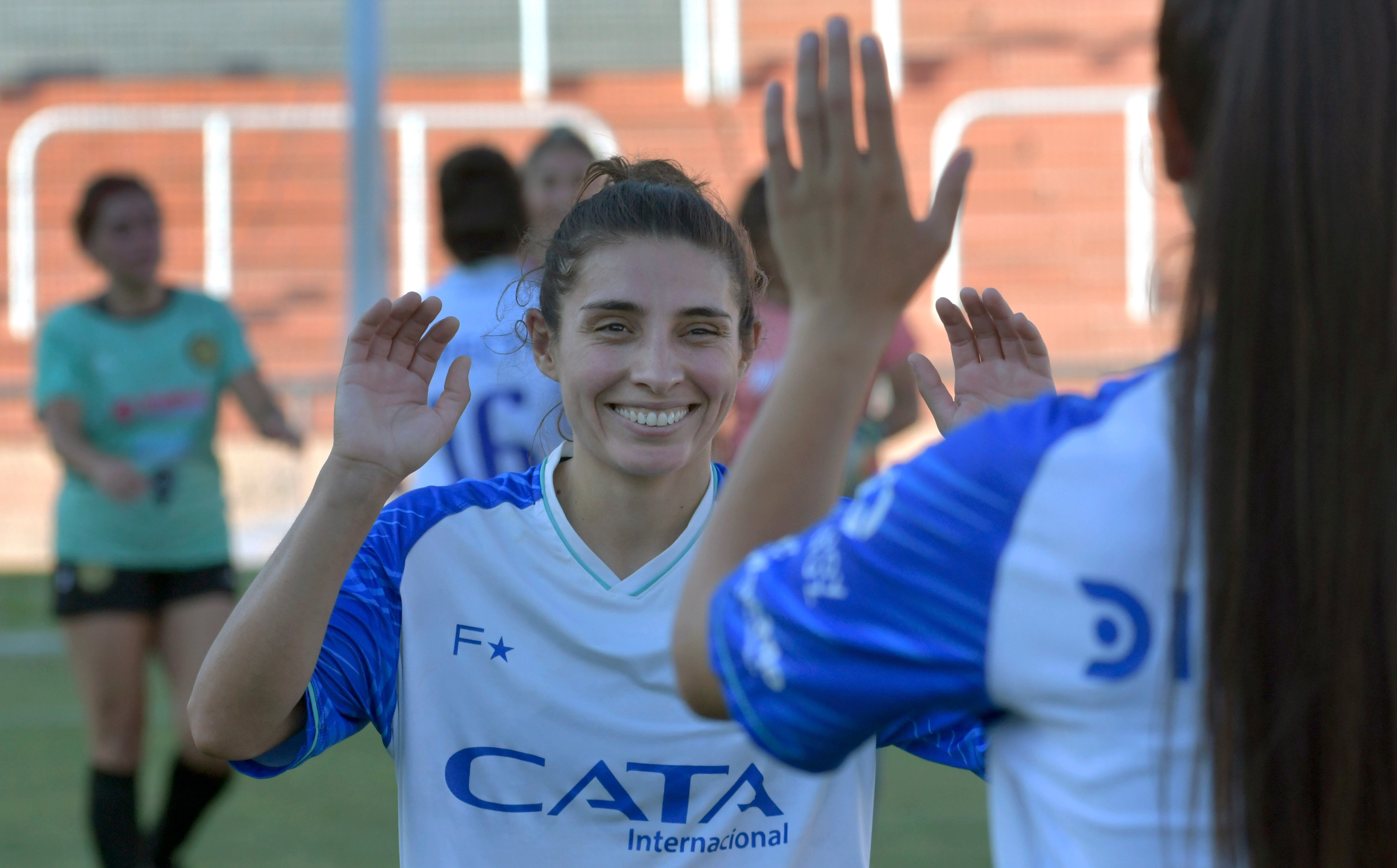 Godoy Cruz A logró su cuarto título de la Liga Mendocina de fútbol femenino luego de una goleada en el estadio mundialista frente a AMUF en la final, los goles fueron marcados por Aldana González (x2), Verónica Cabrera (x2), Delfina Rodríguez y Luna Romero.
Foto: Orlando Pelichotti