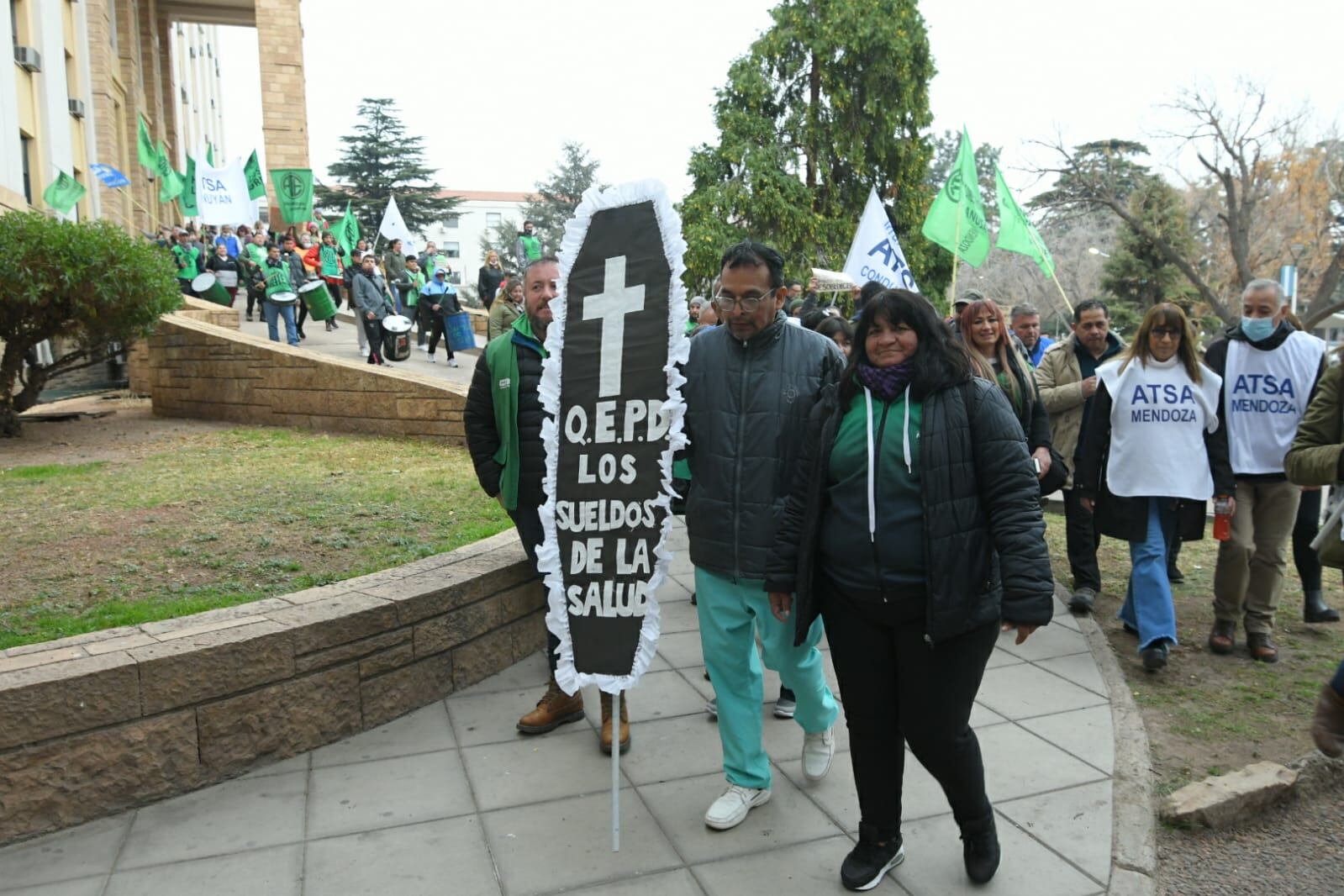 Mañana de reclamos en el centro mendocino: el detalle de las calles cortadas y por dónde va la marcha. Foto: Ignacio Blanco / Los Andes.