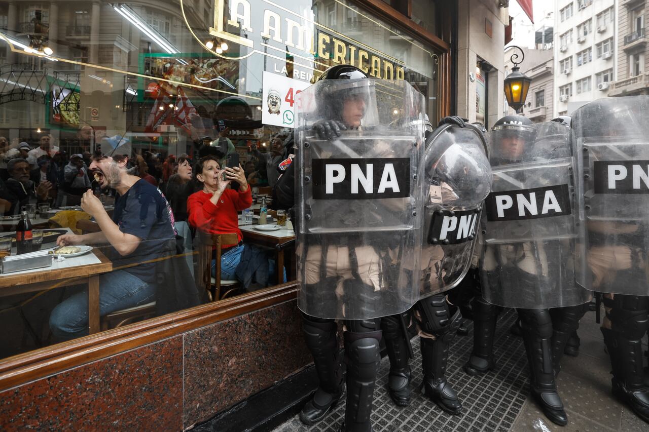 Manifestantes y policías chocan frente al Senado mientras debate proyecto clave de Milei. Foto: EFE / Juan Ignacio Roncoroni