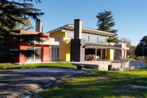 La colorida casa del "Negro" Álvarez, obra del artista Luis Wells.