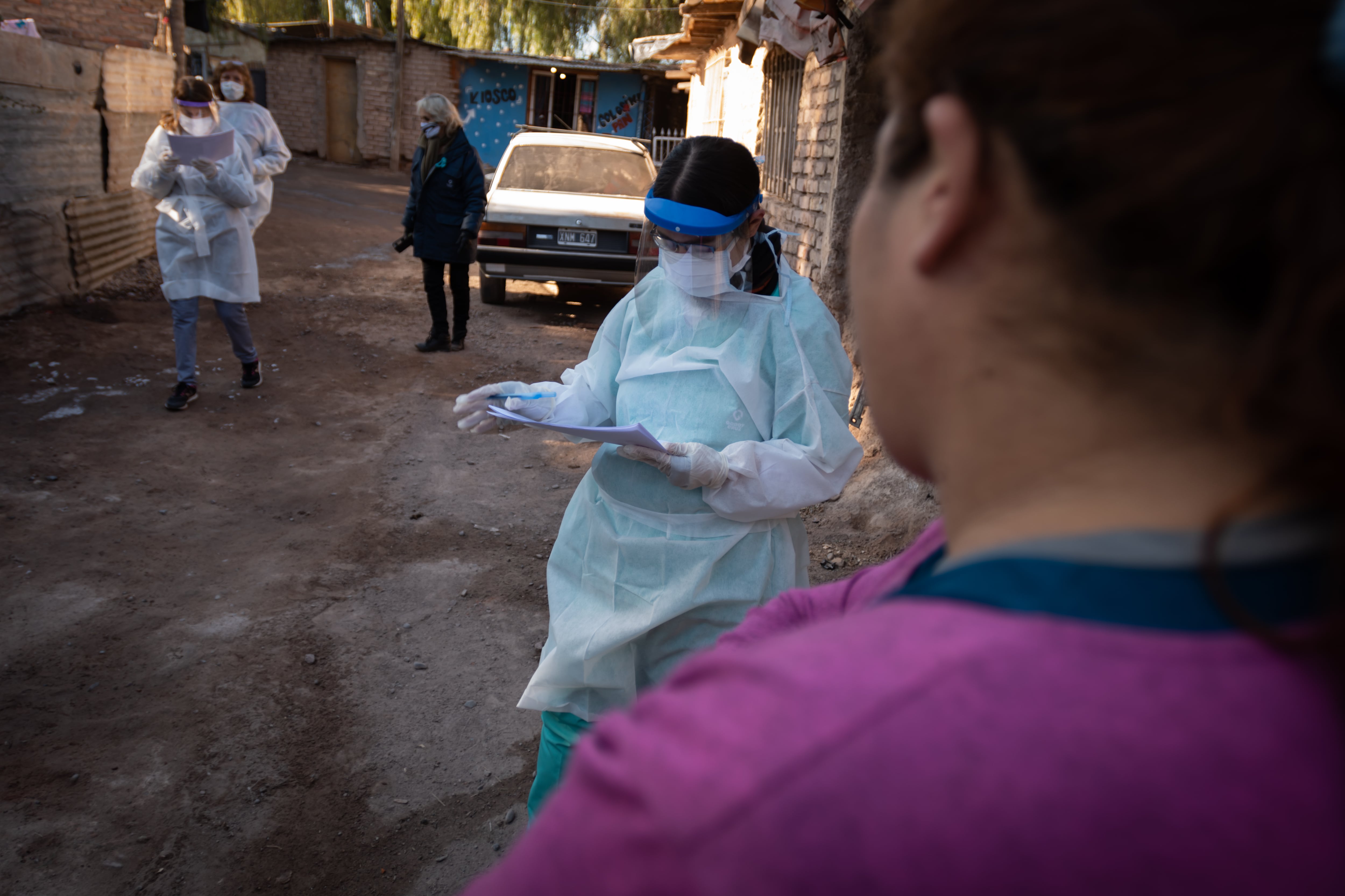 Por el aumento de casos positivos, son cada vez más intensos los operativos sanitarios en los barrios del Gran Mendoza.