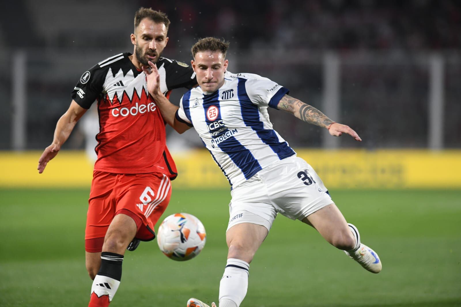 Talleres y River, en el duelo de ida por los octavos de final de la Libertadores, en el Kempes. (Facundo Luque / La Voz)