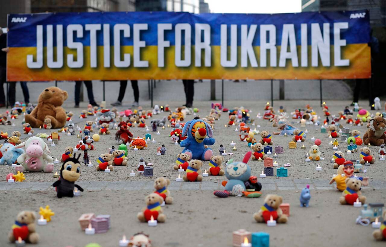 Cientos de osos de peluche y otros juguetes fueron parte de una protesta por el supuesto secuestro de niños por parte de Rusia. Foto: EFE