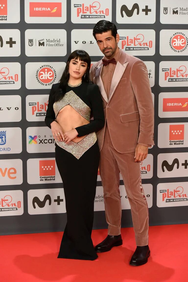 Lali Espósito junto al presentador Miguel Ángel Muñoz en la alfombra roja de Los Premios Platino