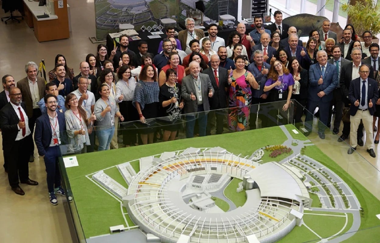 Así será Orión, el primer laboratorio de Sudamérica que almacenará virus letales y sin cura. Estará en Brasil. En la foto aparece el presidente Lula da Silva. Igor Do Vale/ZUMA vía Alamy